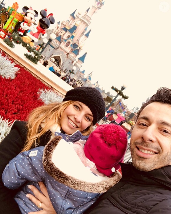 Laetitia Milot, son mari Badri et leur fille Lyana à Disneyland Paris, le 17 décembre 2018.