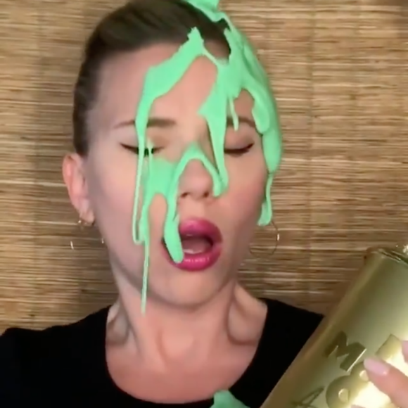 Scarlett Johansson se fait recouvrir d'un liquide vert ("slimed" en anglais) en recevant son MTV Movie Award. Le 16 mai 2021.