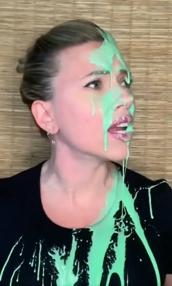 Scarlett Johansson se fait recouvrir d'un liquide vert ("slimed" en anglais) en recevant son MTV Movie Award. Le 16 mai 2021.