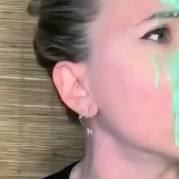 Scarlett Johansson se fait recouvrir d'un liquide vert ("slimed" en anglais) en recevant son MTV Movie Award. Le 16 mai 2021.