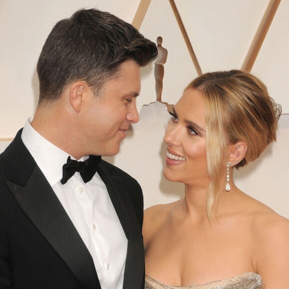 Scarlett Johansson et son fiancé Colin Jost lors du photocall des arrivées de la 92ème cérémonie des Oscars à Los Angeles.