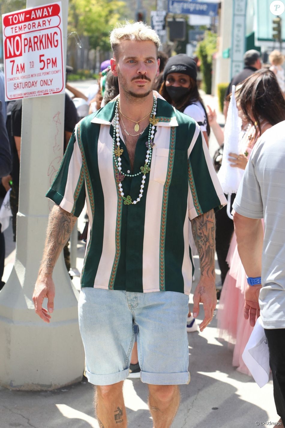 Christina Milian, enceinte, et son compagnon M Pokora (Matt) font la promotion de la marque "Beignet Box" de Christina sur un char lors d'une parade à Los Angeles le 10 avril 2021.