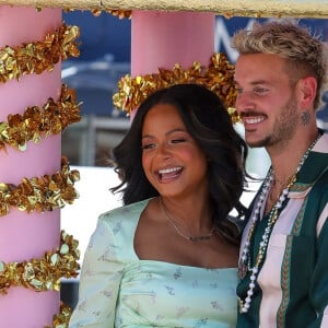 Christina Milian, enceinte, et son compagnon M Pokora (Matt) font la promotion de la marque "Beignet Box" de Christina sur un char lors d'une parade à Los Angeles le 10 avril 2021.