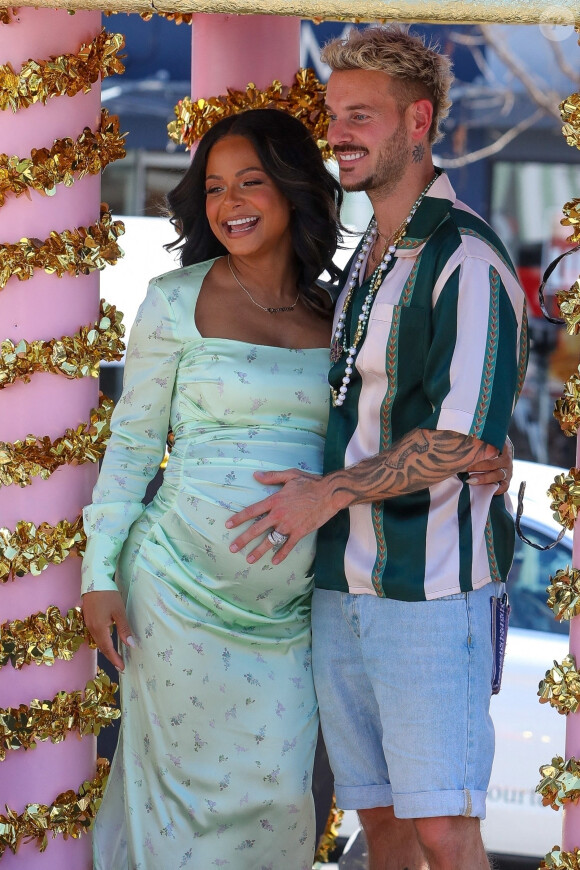 Christina Milian, enceinte, et son compagnon M Pokora (Matt) font la promotion de la marque "Beignet Box" de Christina sur un char lors d'une parade à Los Angeles le 10 avril 2021.