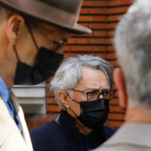 Richard Berry - Sortie des obsèques de Jean-Yves Bouvier en l'église Notre-Dame d'Auteuil, chapelle Sainte Bernadette à Paris. Le 19 mai 2021.