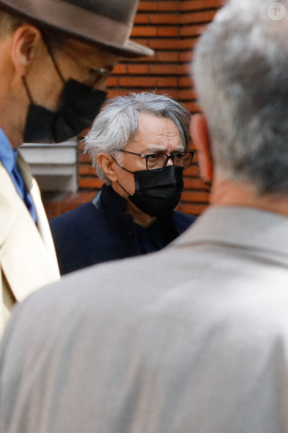 Richard Berry - Sortie des obsèques de Jean-Yves Bouvier en l'église Notre-Dame d'Auteuil, chapelle Sainte Bernadette à Paris. Le 19 mai 2021.