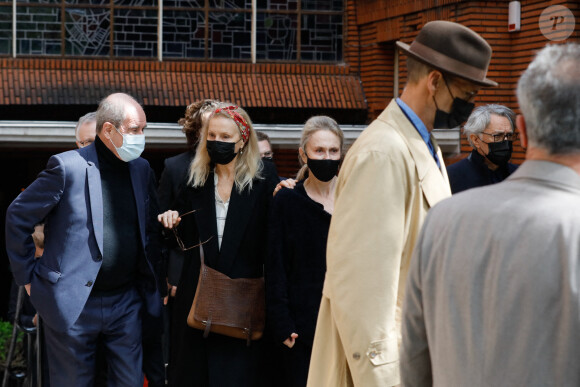 Pierre Lescure, Marthe Keller et Richard Berry - Sortie des obsèques de Jean-Yves Bouvier en l'église Notre-Dame d'Auteuil, chapelle Sainte Bernadette, à Paris. Le 19 mai 2021.