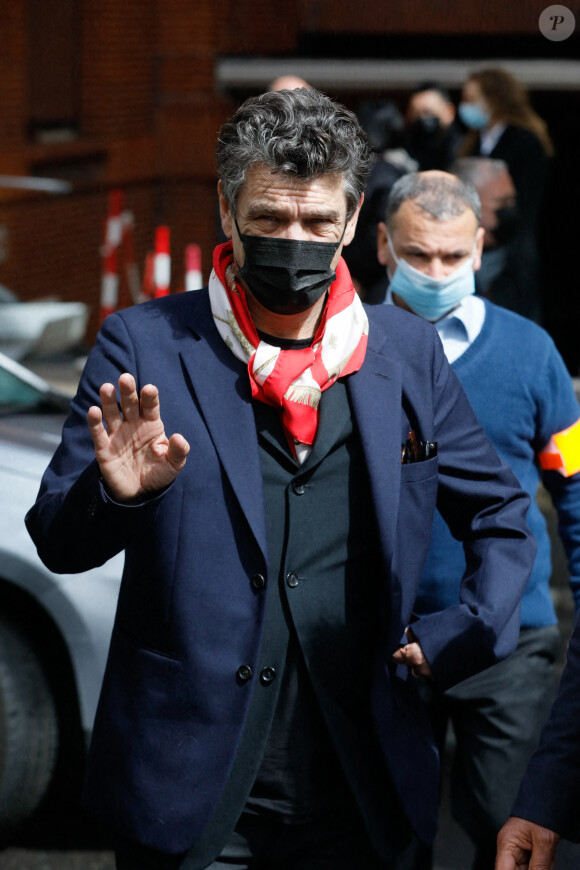 Marc Lavoine - Sortie des obsèques de Jean-Yves Bouvier en l'église Notre-Dame d'Auteuil, chapelle Sainte Bernadette, à Paris. Le 19 mai 2021.