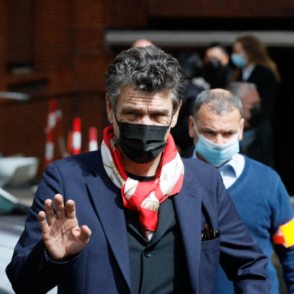 Marc Lavoine - Sortie des obsèques de Jean-Yves Bouvier en l'église Notre-Dame d'Auteuil, chapelle Sainte Bernadette, à Paris. Le 19 mai 2021.