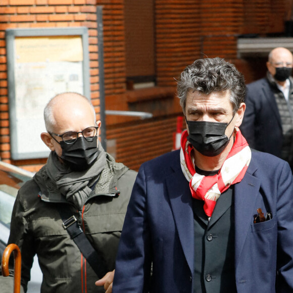 Marc Lavoine et Fabrice Le Ruyet - Sortie des obsèques de Jean-Yves Bouvier en l'église Notre-Dame d'Auteuil, chapelle Sainte Bernadette, à Paris. Le 19 mai 2021.