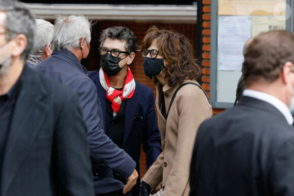 Marc Lavoine, Valérie Lemercier - Sortie des obsèques de Jean-Yves Bouvier en l'église Notre-Dame d'Auteuil, chapelle Sainte Bernadette, à Paris. Le 19 mai 2021.