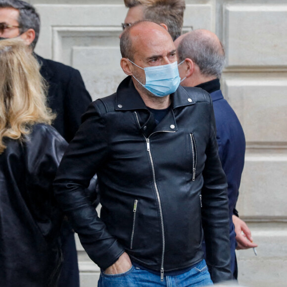 Chiara Mastroianni, Catherine Deneuve et Gilles Muzas - Sortie des obsèques de Jean-Yves Bouvier en l'église Notre-Dame d'Auteuil, chapelle Sainte Bernadette, à Paris. Le 19 mai 2021.