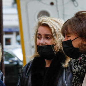 Catherine Deneuve - Sortie des obsèques de Jean-Yves Bouvier en l'église Notre-Dame d'Auteuil, chapelle Sainte Bernadette, à Paris. Le 19 mai 2021.