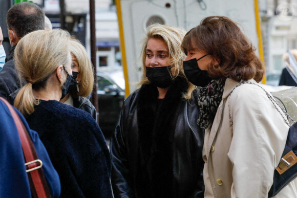 Catherine Deneuve - Sortie des obsèques de Jean-Yves Bouvier en l'église Notre-Dame d'Auteuil, chapelle Sainte Bernadette, à Paris. Le 19 mai 2021.