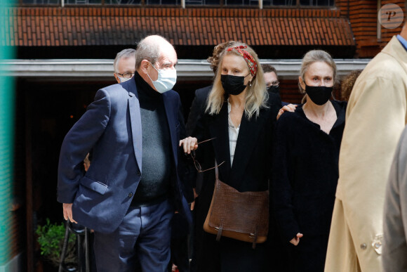 Pierre Lescure et Marthe Keller - Sortie des obsèques de Jean-Yves Bouvier en l'église Notre-Dame d'Auteuil, chapelle Sainte Bernadette, à Paris. Le 19 mai 2021.