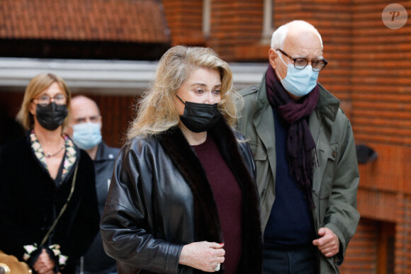 Catherine Deneuve - Sortie des obsèques de Jean-Yves Bouvier en l'église Notre-Dame d'Auteuil, chapelle Sainte Bernadette, à Paris. Le 19 mai 2021.