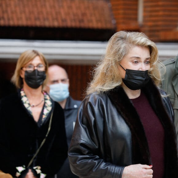 Catherine Deneuve - Sortie des obsèques de Jean-Yves Bouvier en l'église Notre-Dame d'Auteuil, chapelle Sainte Bernadette, à Paris. Le 19 mai 2021.