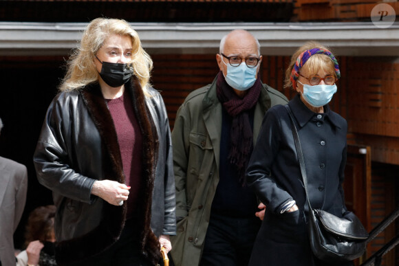 Catherine Deneuve - Sortie des obsèques de Jean-Yves Bouvier en l'église Notre-Dame d'Auteuil, chapelle Sainte Bernadette, à Paris. Le 19 mai 2021.