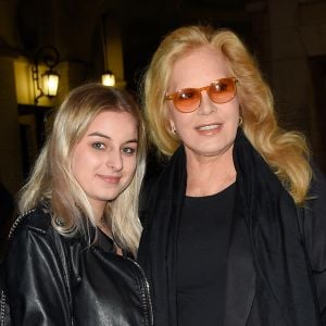 Sylvie Vartan avec sa fille Darina Scotti-Vartan - Générale de la pièce "La Vraie Vie" au théâtre Edouard 7 à Paris. © Guirec Coadic/Bestimage