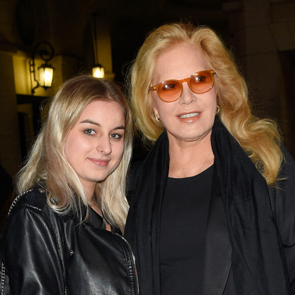 Sylvie Vartan avec sa fille Darina Scotti-Vartan - Générale de la pièce "La Vraie Vie" au théâtre Edouard 7 à Paris. © Guirec Coadic/Bestimage