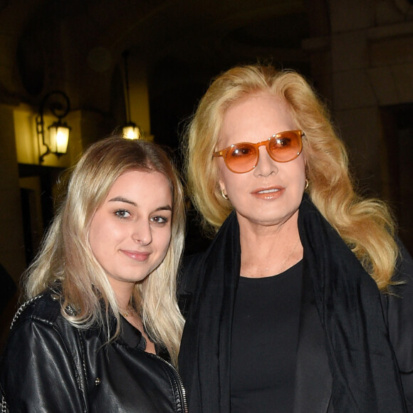 Sylvie Vartan avec sa fille Darina Scotti-Vartan à la générale de la pièce "La Vraie Vie" au théâtre Edouard 7 à Paris, le 18 septembre 2017. © Guirec Coadic/Bestimage