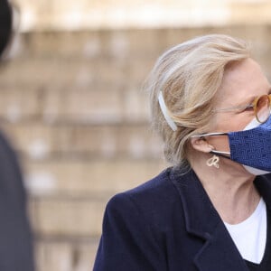 Sylvie Vartan - Sorties de la messe anniversaire à la mémoire de Pierre Cardin en l'église de La Madeleine à Paris. Le 29 janvier 2021.