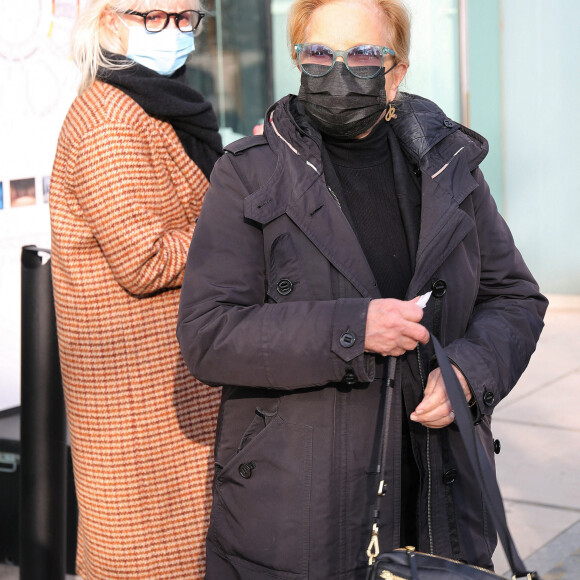 Sylvie Vartan à la sortie des studios de Radio France, à Paris. Le 30 novembre 2020. © Panoramic / Bestimage