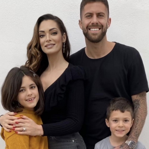 Emilie Nef Naf, ex-candidate de télé-réalité révélée dans "Secret Story", file le parfait amour avec le footballeur Jérémy Ménez, père de ses enfants Maëlla et Menzo.
