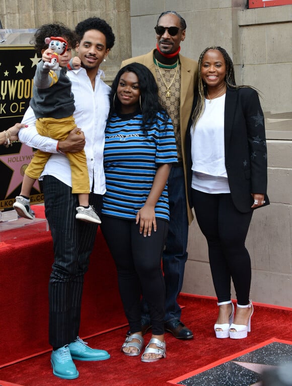 Snoop Dogg, sa femme Shante Broadus, son fils Cordell C. Broadus, son petit-fils Zion, sa fille Cori - Snoop Dogg reçoit son étoile sur le Walk Of Fame à Hollywood, le 19 novembre 2018.