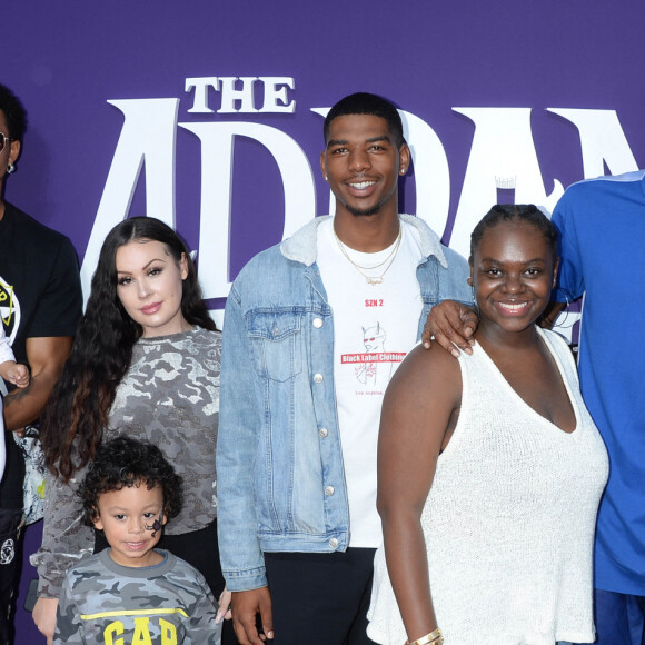 Snoop Dogg avec sa femme Shante Broadus, ses enfants Cori Broadus, Corde Broadus, Cordell Broadus et des membres de sa famille à la première de The Addams Family dans le quartier de Westfield Century City à Los Angeles, le 6 octobre 2019