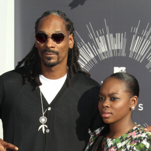 Snoop Dogg et sa fille Cori Broadus arrivant à la cérémonie des MTV Video Music Awards 2014 au Forum à Inglewood, le 24 août 2014.