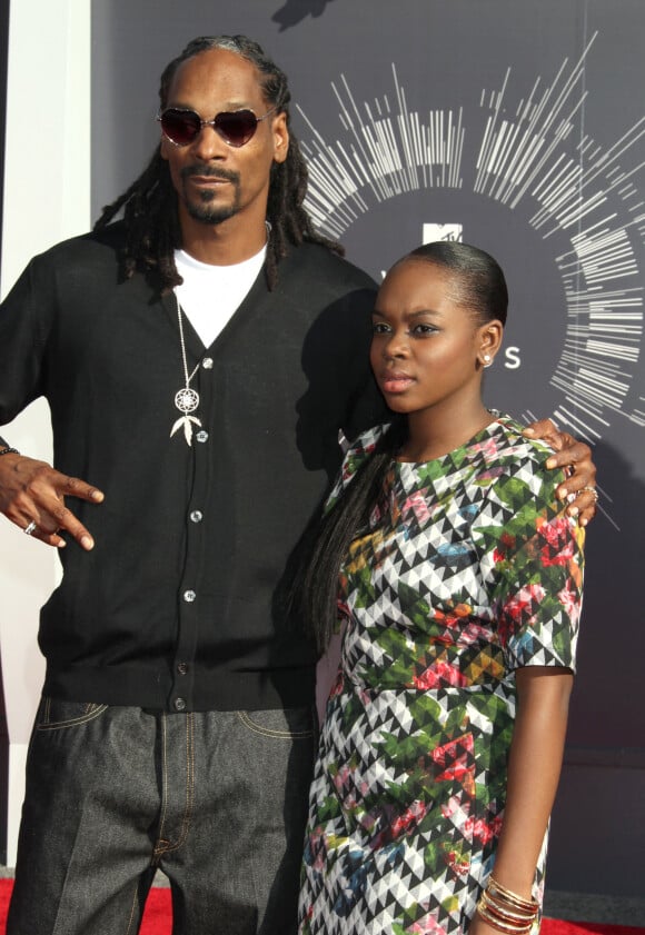 Snoop Dogg et sa fille Cori Broadus arrivant à la cérémonie des MTV Video Music Awards 2014 au Forum à Inglewood, le 24 août 2014.