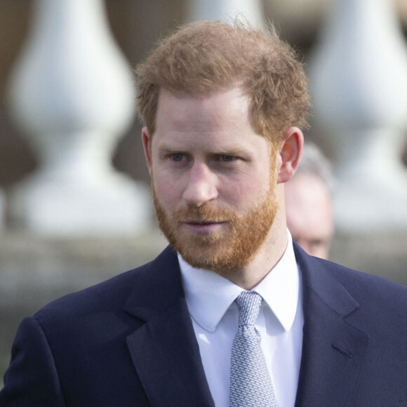 Le prince Harry rencontre des jeunes joueurs de rugby dans les jardins du palais de Buckhingam à Londres le 16 janvier 2020. 