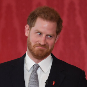 Le prince Harry rencontre des jeunes joueurs de rugby dans les jardins du palais de Buckhingam à Londres le 16 janvier 2020. 