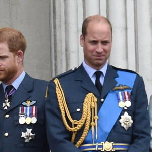 La reine Elisabeth II d'Angleterre, Meghan Markle, duchesse de Sussex (habillée en Dior Haute Couture par Maria Grazia Chiuri), le prince Harry, duc de Sussex, le prince William, duc de Cambridge, Kate Catherine Middleton, duchesse de Cambridge - La famille royale d'Angleterre lors de la parade aérienne de la RAF pour le centième anniversaire au palais de Buckingham à Londres. Le 10 juillet 2018 