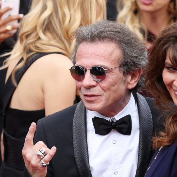 Philippe Manoeuvre et sa femme Candice de la Richardière (bijoux Van Cleef & Arpels) - Montée des marches du film "Mad Max : Fury Road" lors du 68 ème Festival International du Film de Cannes, à Cannes le 14 mai 2015.