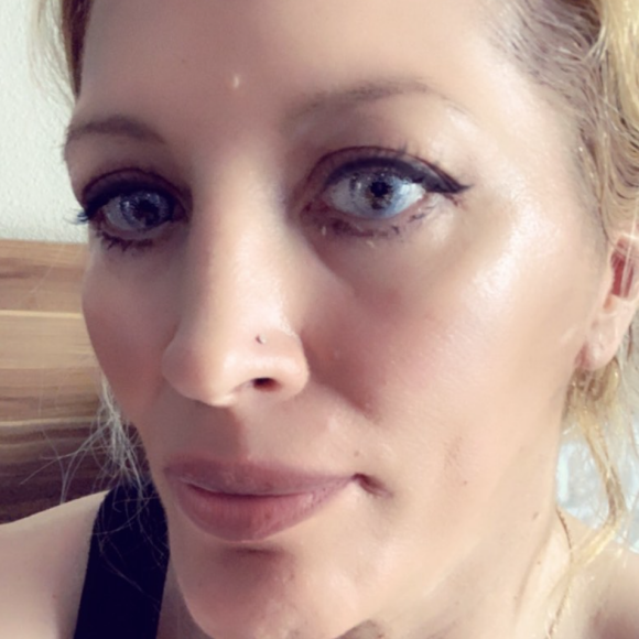 Loana victime d'un souci sur sa voiture sans permis pendant son road trip dans le sud de la France.