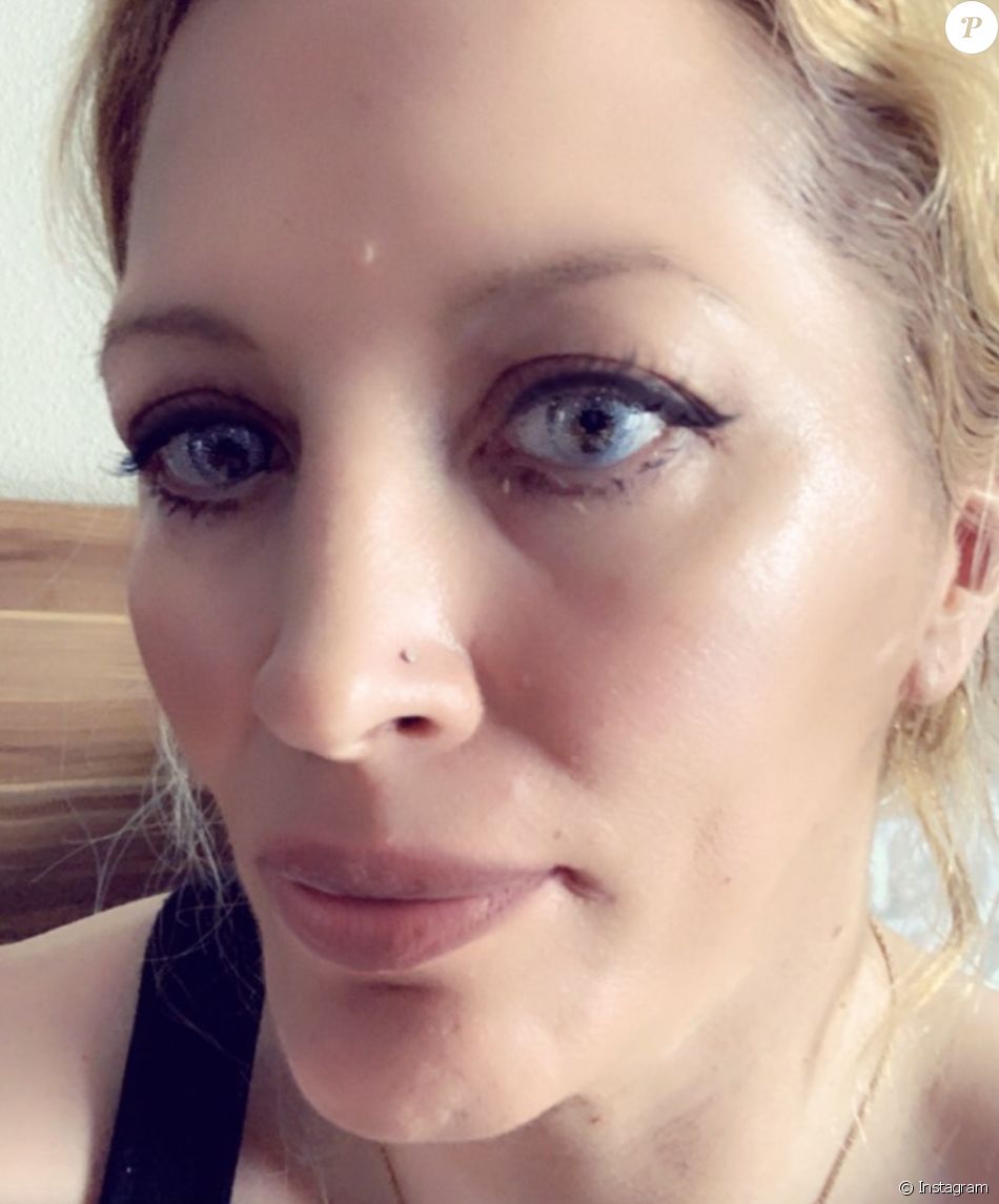 Loana victime d'un souci sur sa voiture sans permis pendant son road trip dans le sud de la France.