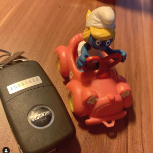 Loana victime d'un souci sur sa voiture sans permis pendant son road trip dans le sud de la France.