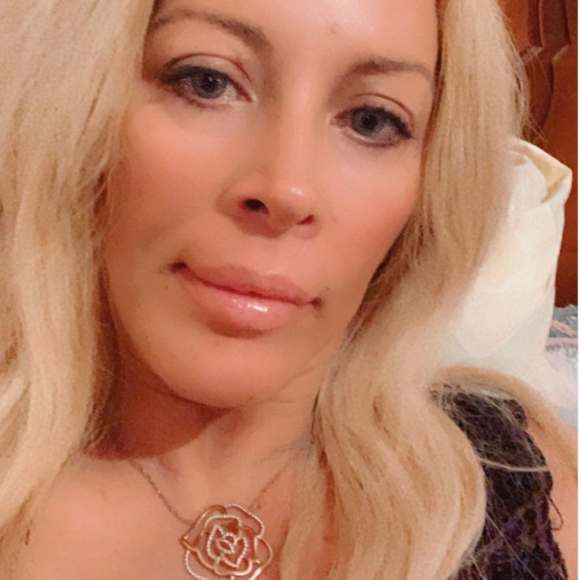 Loana victime d'un souci sur sa voiture sans permis pendant son road trip dans le sud de la France.