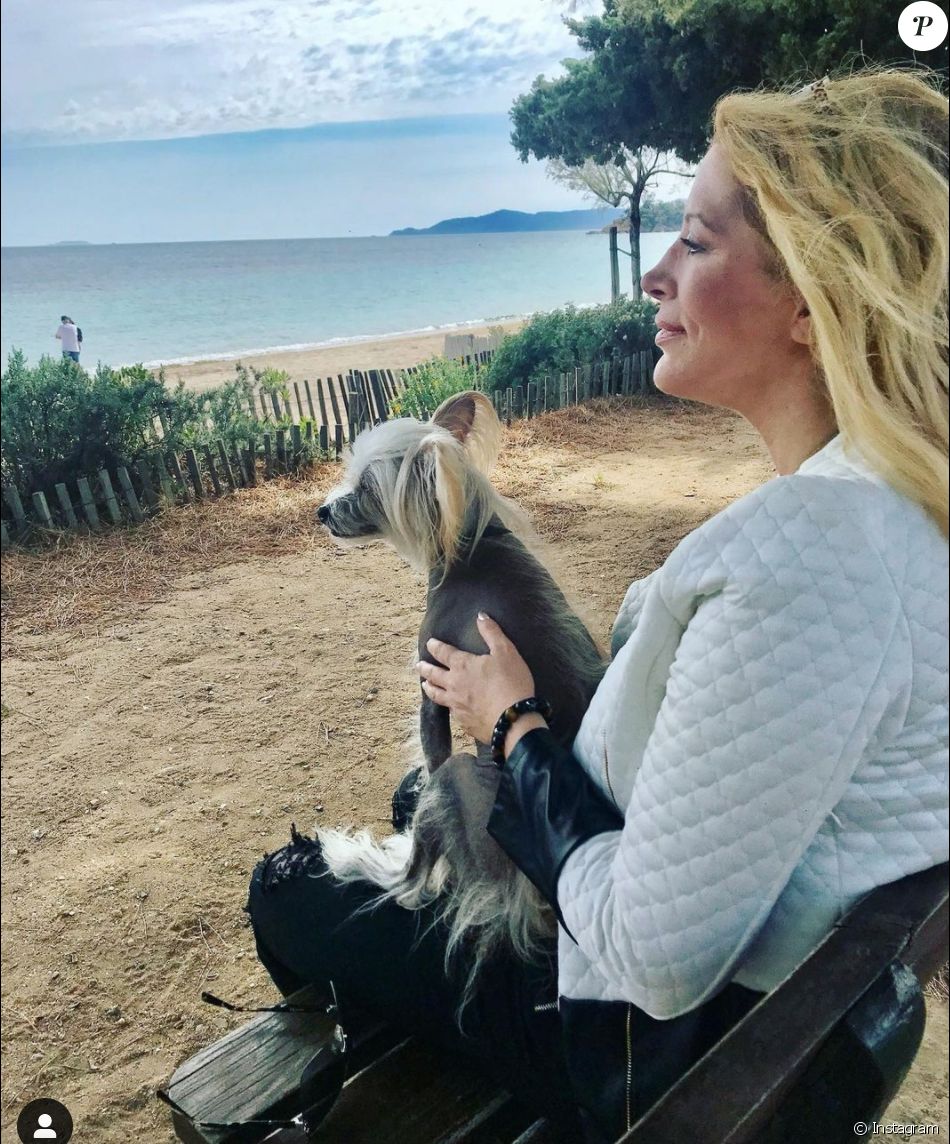 Loana victime d'un souci sur sa voiture sans permis pendant son road trip dans le sud de la France.