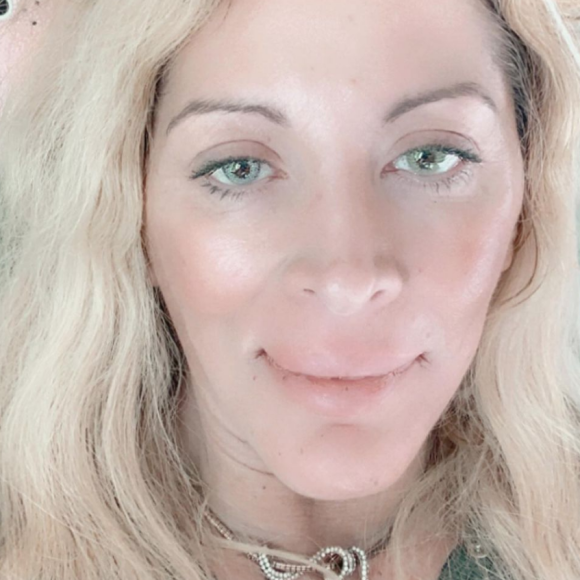 Loana victime d'un souci sur sa voiture sans permis pendant son road trip dans le sud de la France.