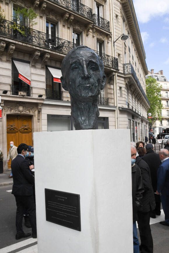 Ambiance - Inauguration du buste de Charles Aznavour au Carrefour de l'Odéon dans le 6ème arrondissement de Paris le 22 mai 2021. © Coadic Guirec/Bestimage