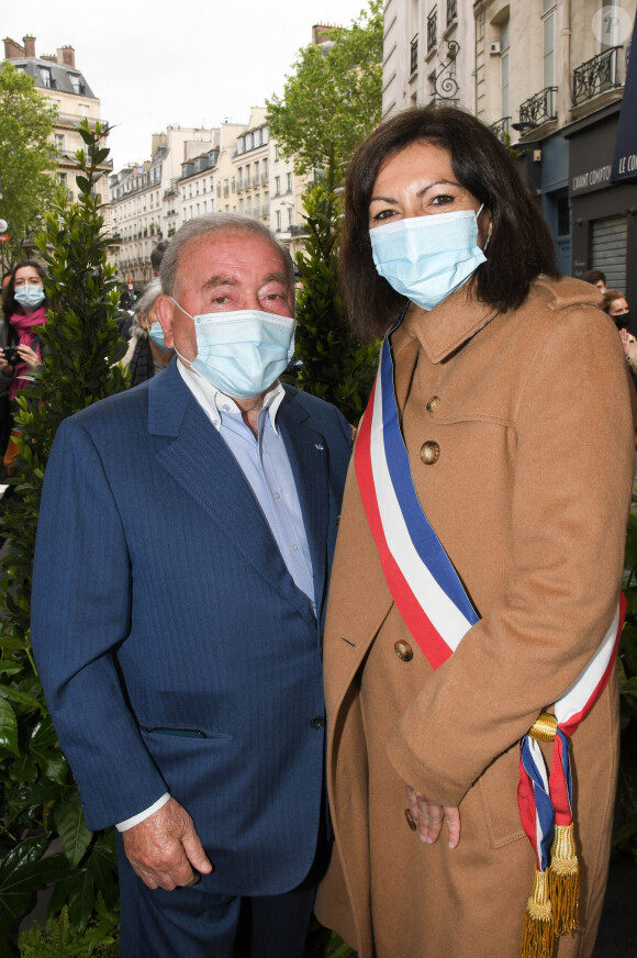 Levon Sayan et Anne Hidalgo - Inauguration du buste de Charles Aznavour au Carrefour de l'Odéon dans le 6ème arrondissement de Paris le 22 mai 2021. © Coadic Guirec/Bestimage