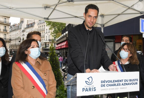 Anne Hidalgo et Grand Corps Malade (Fabien Marsaud) - Inauguration du buste de Charles Aznavour au Carrefour de l'Odéon dans le 6ème arrondissement de Paris le 22 mai 2021. © Coadic Guirec/Bestimage