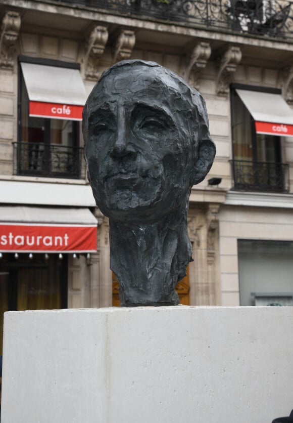 Ambiance - Inauguration du buste de Charles Aznavour au Carrefour de l'Odéon dans le 6ème arrondissement de Paris le 22 mai 2021. © Coadic Guirec/Bestimage