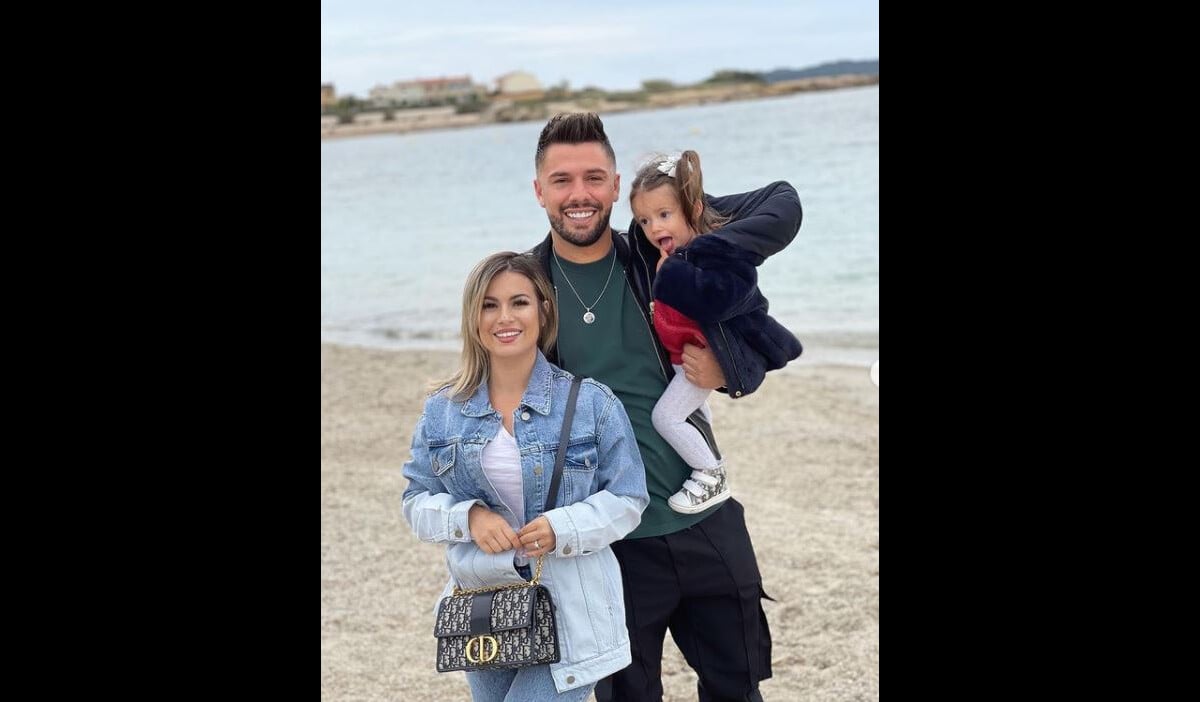 Photo : Carla Moreau avec Kevin Guedj et Ruby à la plage - Purepeople