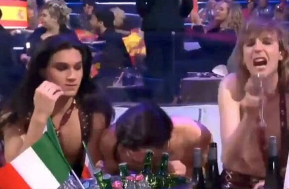 Le chanteur italien Damiano David, du groupe de rock italien Måneskin qui a remporté l'Eurovision, a-t-il sniffé un rail de cocaïne en direct à la télévision ?
