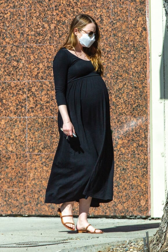 Emma Stone, enceinte, à la sortie d'un cabinet médical à Los Angeles, le 19 février 2021. 