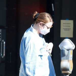 Emma Stone enceinte quitte un immeuble de bureaux après avoir passé deux heures et demie en réunion à Los Angeles, Californie, Etats-Unis, le 3 février 2021. 